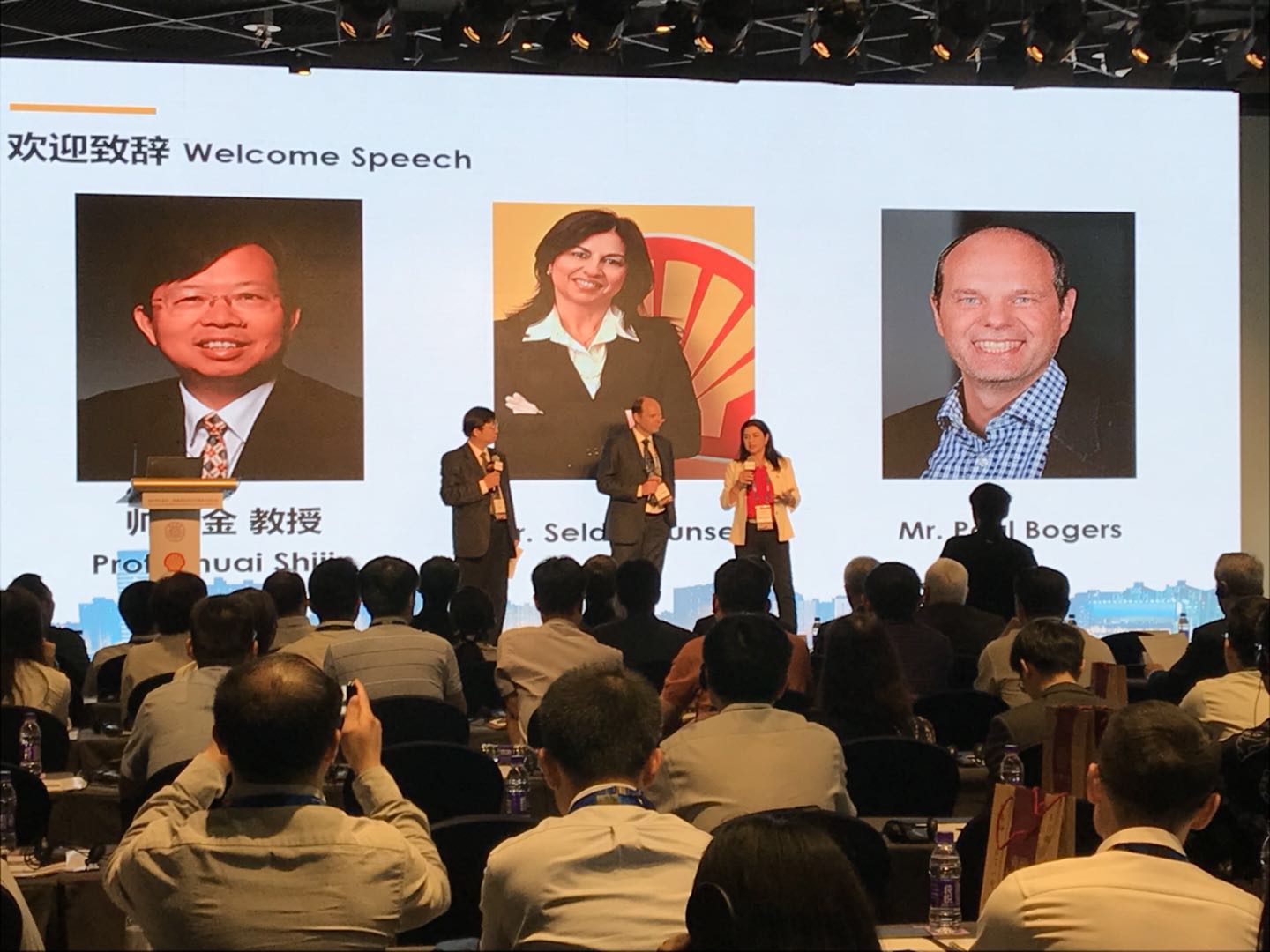 清华帅石金教授、壳牌副总裁冈塞尔博士（Selda Gunsel）和博格斯先生（Paul Bogers）致欢迎辞.jpg