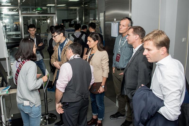 1571015169850059265.jpg 与会嘉宾参观清华大学电池安全实验室800.jpg