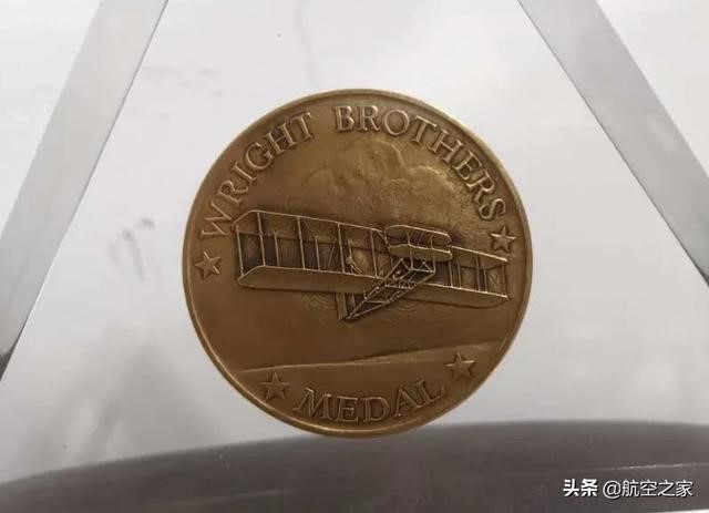 莱特兄弟奖章正面.jpg