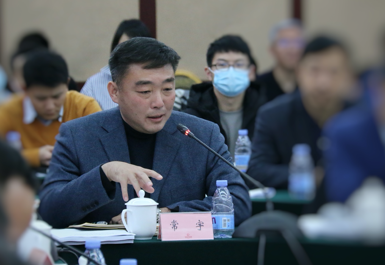 冬奥组委常务副部长常宇(左)发言